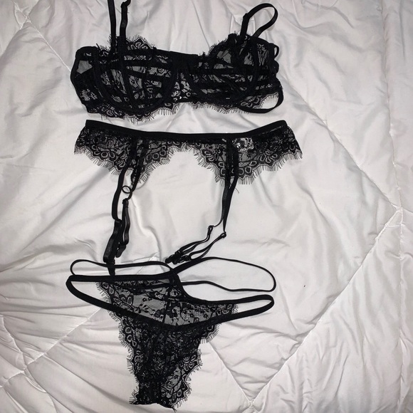 *SOLD* Black Lace Lingerie Set - Picture 3 of 6